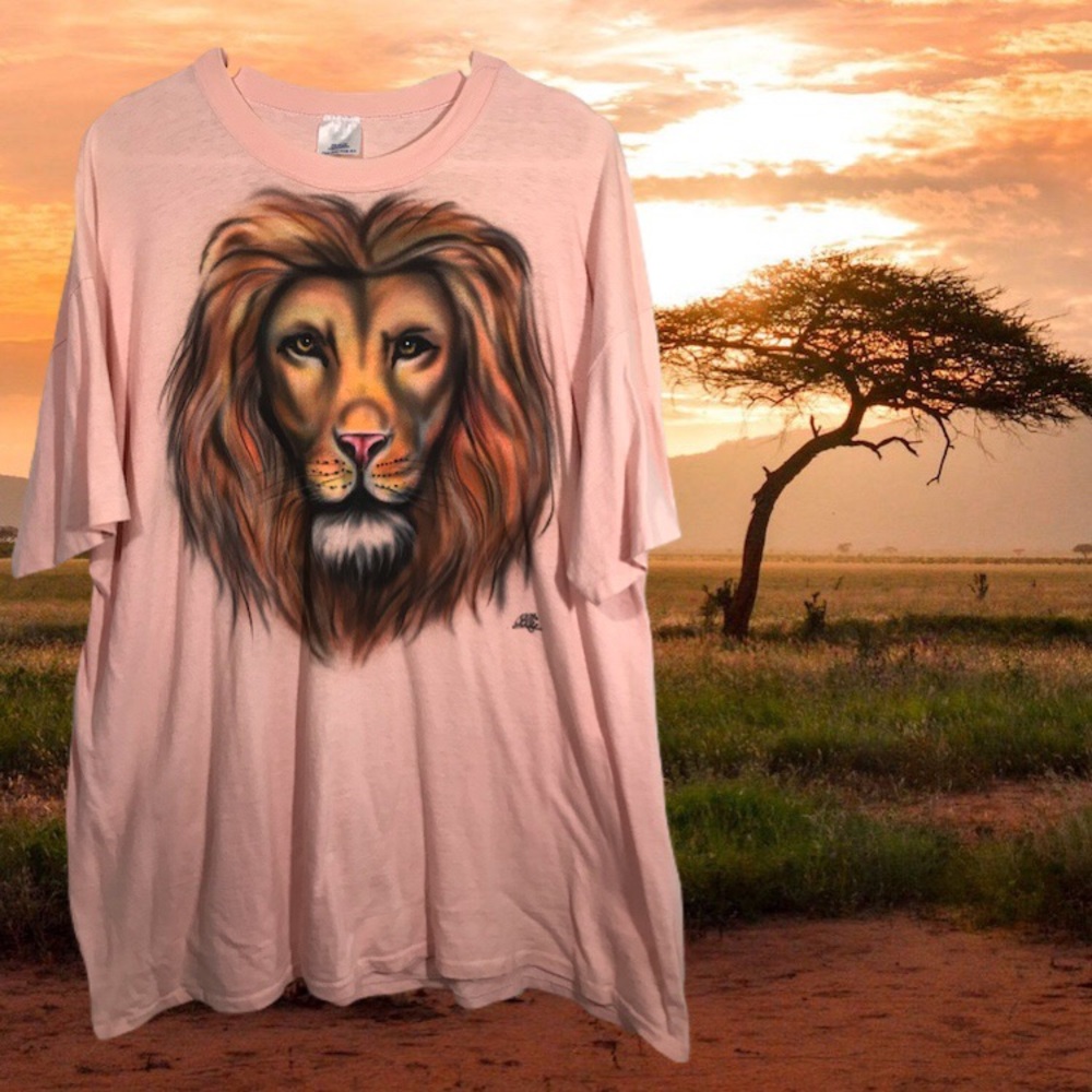 🦁Coral spray paint art t-shirt w/ lion face on it